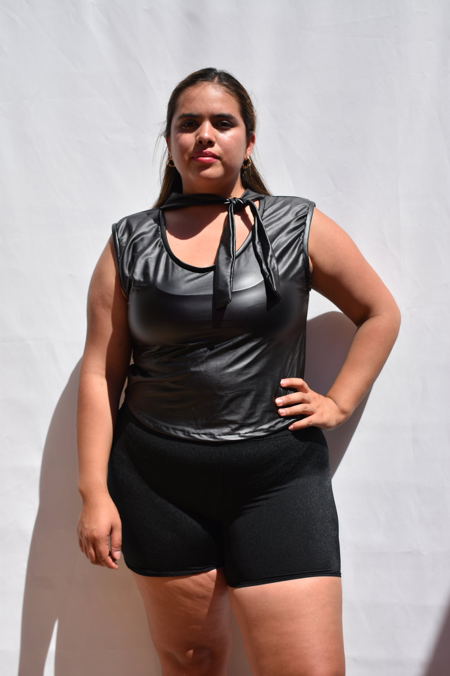 CROP SHAKI NEGRO