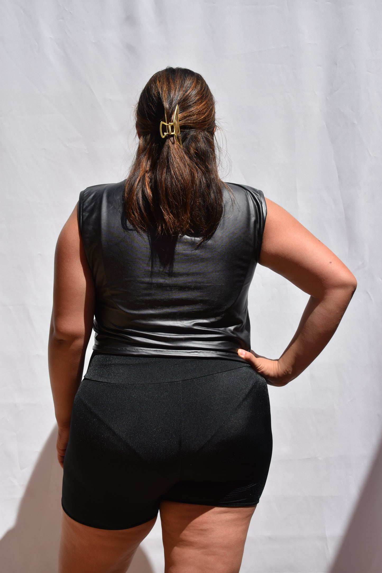 CROP SHAKI NEGRO