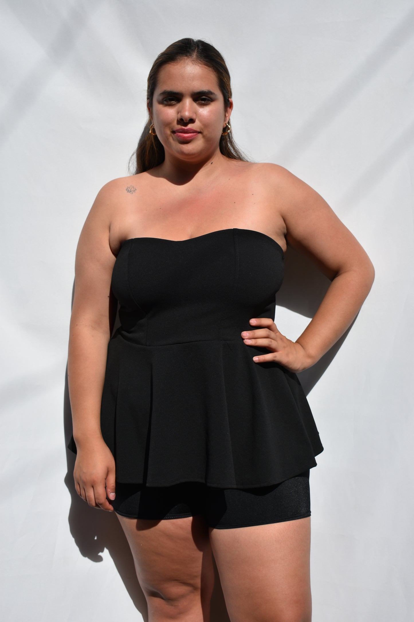 POLERA PEPLUM STRAPLESS NEGRA