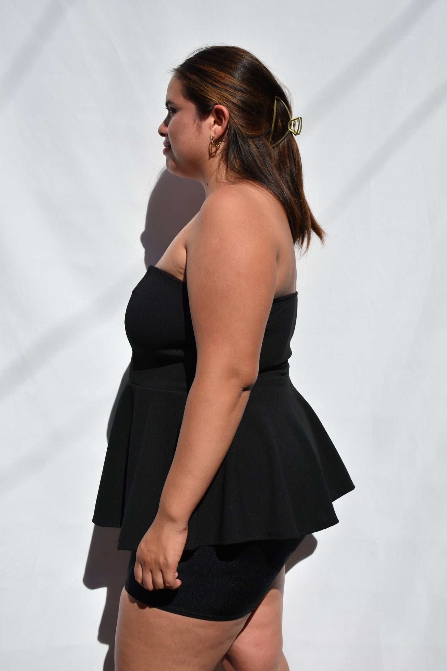 POLERA PEPLUM STRAPLESS NEGRA