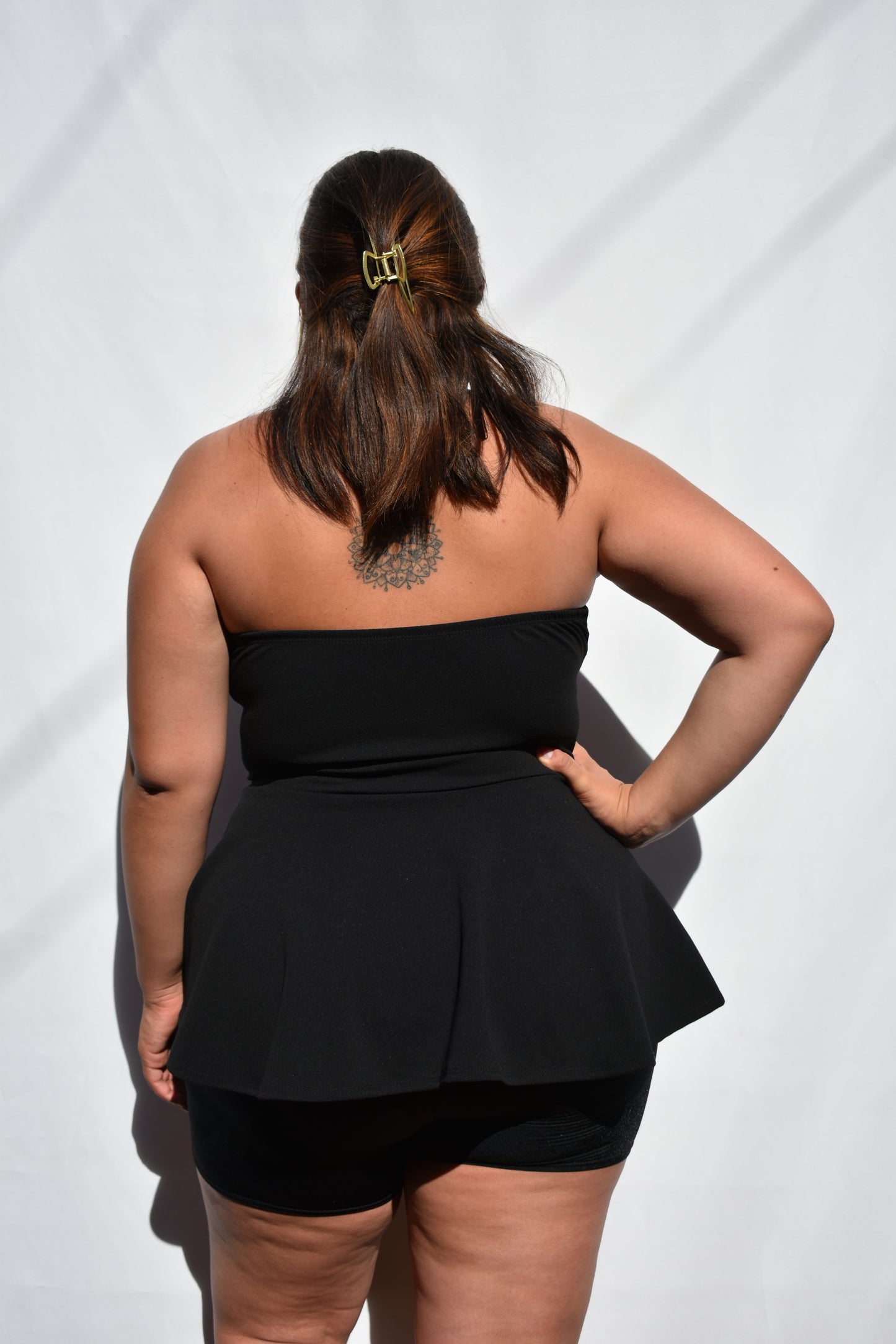 POLERA PEPLUM STRAPLESS NEGRA