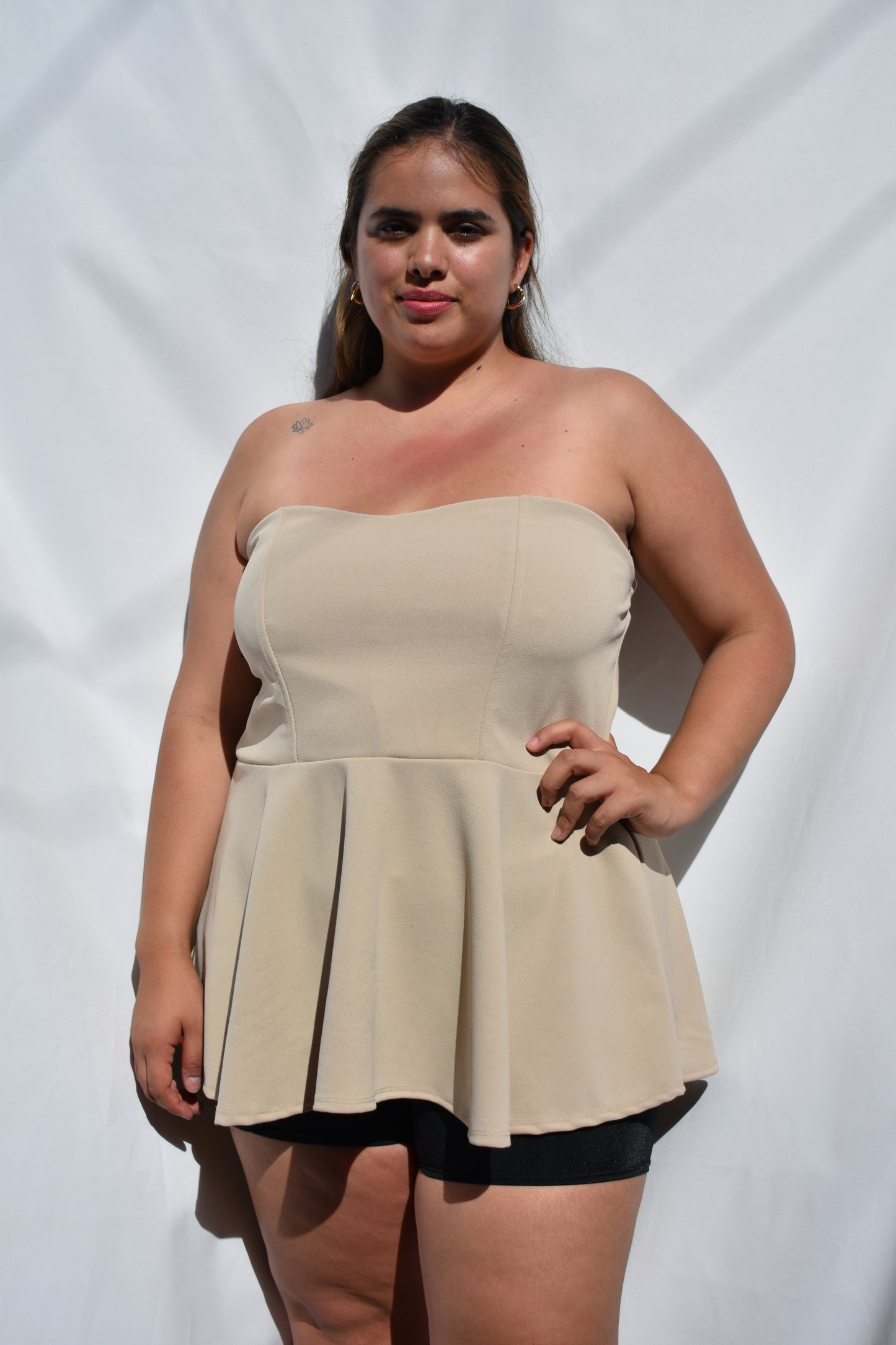 POLERA PEPLUM STRAPLESS BEIGE
