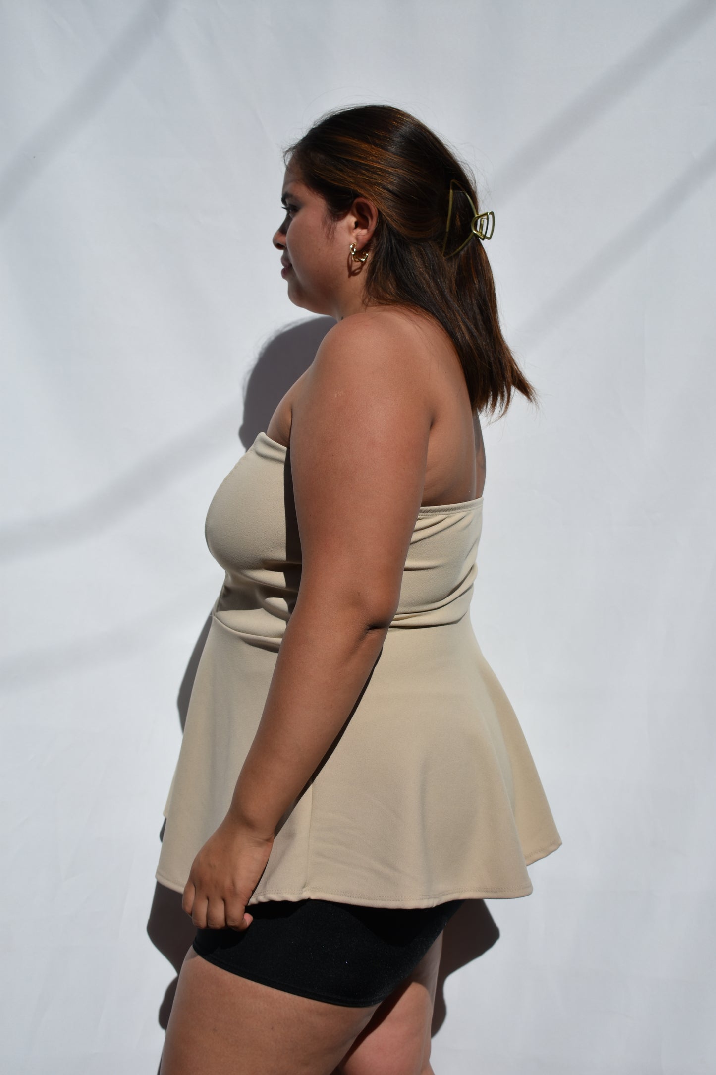 POLERA PEPLUM STRAPLESS BEIGE