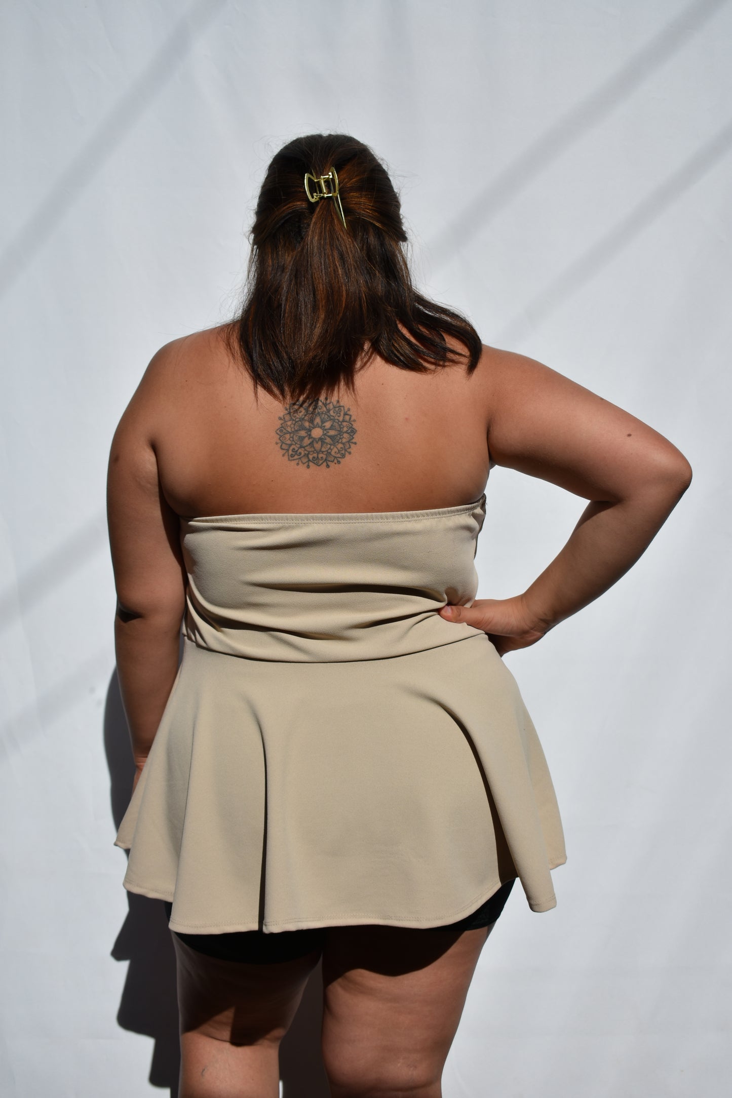 POLERA PEPLUM STRAPLESS BEIGE